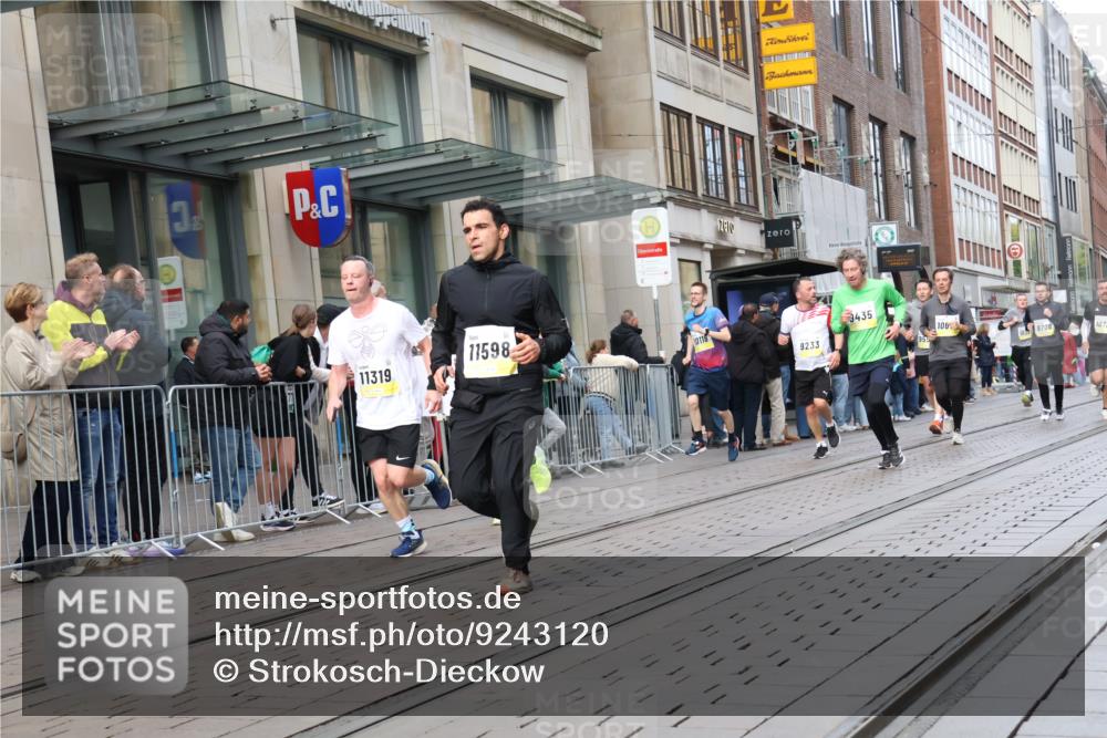 05.10.2025 - 20. swb-Marathon Bremen Strokosch-Dieckow http://msf.ph/oto/9243120 05.10.2025 10:49:09 Ziel 9206, 9233, 9435, 9555, 9626, 9627, 9708, 10118, 10170, 10381, 10519, 10636, 10673, 10712, 10715, 10735, 10873, 10888, 11319, 11487, 11579, 11598, 11672, 9206, 9233, 9435, 9555, 9626, 9627, 9708, 10118, 10170, 10381, 10519, 10636, 10673, 10712, 10715, 10735, 10873, 10888, 11319, 11487, 11579, 11598, 11672 meine-sportfotos.de