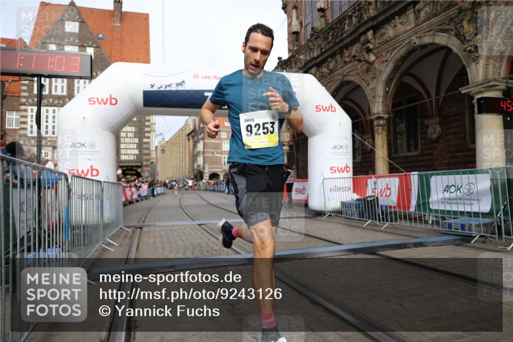 05.10.2025 - 20. swb-Marathon Bremen Yannick Fuchs http://msf.ph/oto/9243126 05.10.2025 10:41:53 Ziel 9253, 11701 meine-sportfotos.de