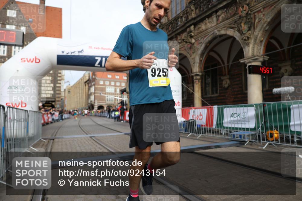 05.10.2025 - 20. swb-Marathon Bremen Yannick Fuchs http://msf.ph/oto/9243154 05.10.2025 10:41:53 Ziel 9253, 11701 meine-sportfotos.de