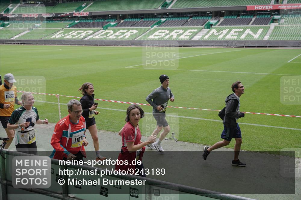 05.10.2025 - 20. swb-Marathon Bremen Michael Burmester http://msf.ph/oto/9243189 05.10.2025 10:36:01 Laufen im Stadion 7177, 7178, 7908, 8585, 9005, 9173, 9174, 9215, 9231, 9278, 9327, 9330, 9346, 9349, 9370, 9371, 9378, 9389, 9433, 9443, 9450, 9451, 9454, 9462, 9508, 9516, 9518, 9542, 9550, 9576, 9609, 9611, 9612, 9634, 9686, 9737, 9747, 9790, 9880, 9886, 9904, 9914, 9937, 9954, 9962, 9977, 10006, 10039, 10055, 10059, 10063, 10079, 10084, 10127, 10138, 10139, 10143, 10145, 10182, 10219, 10225, 10228, 10250, 10293, 10311, 10324, 10336, 10353, 10359, 10367, 10368, 10391, 7163 meine-sportfotos.de