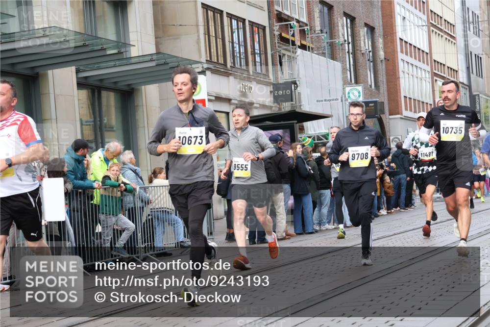 05.10.2025 - 20. swb-Marathon Bremen Strokosch-Dieckow http://msf.ph/oto/9243193 05.10.2025 10:49:12 Ziel 9206, 9233, 9435, 9452, 9555, 9626, 9627, 9708, 10118, 10170, 10381, 10519, 10636, 10673, 10712, 10726, 10735, 10873, 10888, 11319, 11487, 11579, 11598, 11672, 11692, 9206, 9233, 9435, 9452, 9555, 9626, 9627, 9708, 10118, 10170, 10381, 10519, 10636, 10673, 10712, 10726, 10735, 10873, 10888, 11319, 11487, 11579, 11598, 11672, 11692 meine-sportfotos.de