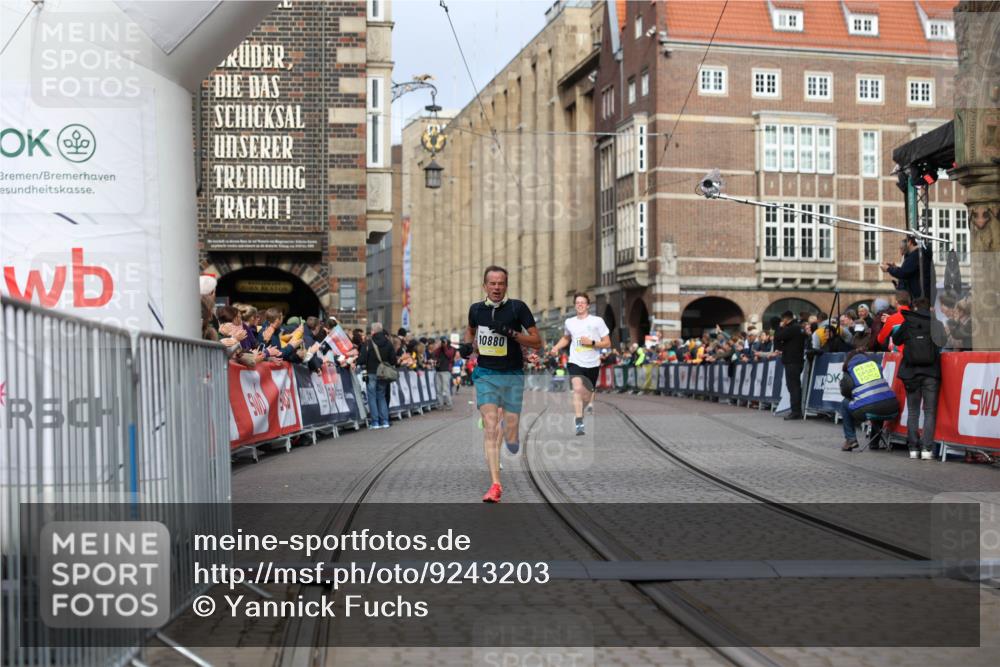 05.10.2025 - 20. swb-Marathon Bremen Yannick Fuchs http://msf.ph/oto/9243203 05.10.2025 10:41:57 Ziel 9253, 9884, 10880, 11581, 11710 meine-sportfotos.de