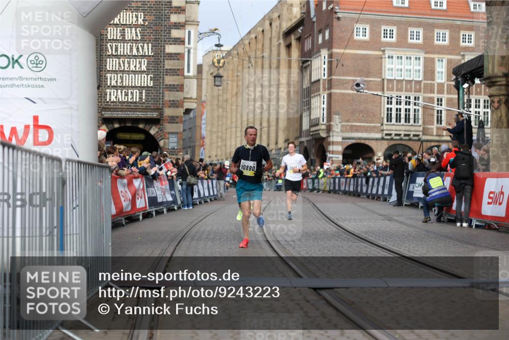 05.10.2025 - 20. swb-Marathon Bremen Yannick Fuchs http://msf.ph/oto/9243223 05.10.2025 10:41:57 Ziel 9253, 9884, 10880, 11581, 11710 meine-sportfotos.de