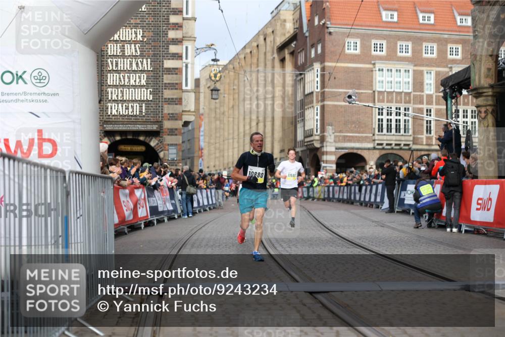 05.10.2025 - 20. swb-Marathon Bremen Yannick Fuchs http://msf.ph/oto/9243234 05.10.2025 10:41:57 Ziel 9253, 9884, 10880, 11581, 11710 meine-sportfotos.de