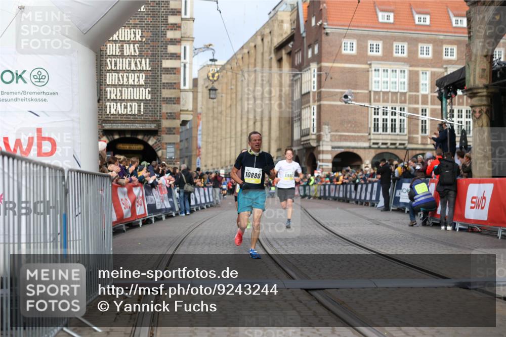 05.10.2025 - 20. swb-Marathon Bremen Yannick Fuchs http://msf.ph/oto/9243244 05.10.2025 10:41:57 Ziel 9253, 9884, 10880, 11581, 11710 meine-sportfotos.de