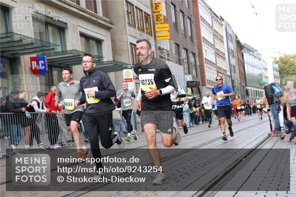 05.10.2025 - 20. swb-Marathon Bremen Strokosch-Dieckow http://msf.ph/oto/9243254 05.10.2025 10:49:14 Ziel 9206, 9233, 9435, 9452, 9555, 9626, 9627, 9708, 10118, 10170, 10381, 10519, 10636, 10673, 10712, 10726, 10873, 10888, 11319, 11487, 11579, 11598, 11672, 11692, 9206, 9233, 9435, 9452, 9555, 9626, 9627, 9708, 10118, 10170, 10381, 10519, 10636, 10673, 10712, 10726, 10873, 10888, 11319, 11487, 11579, 11598, 11672, 11692 meine-sportfotos.de