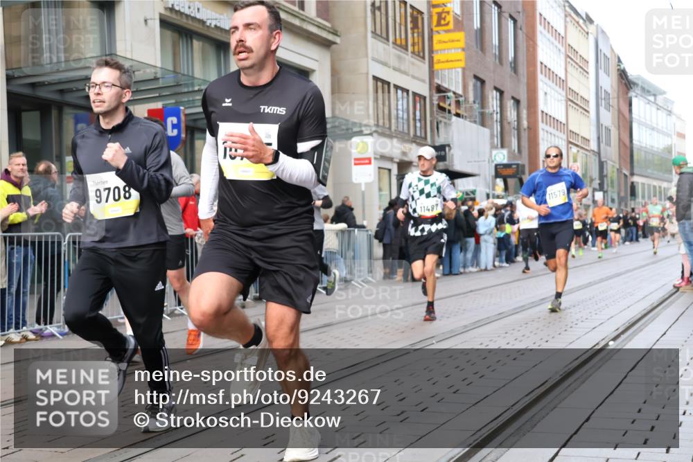 05.10.2025 - 20. swb-Marathon Bremen Strokosch-Dieckow http://msf.ph/oto/9243267 05.10.2025 10:49:14 Ziel 9206, 9233, 9435, 9452, 9555, 9626, 9627, 9708, 10118, 10170, 10381, 10519, 10636, 10673, 10712, 10726, 10873, 10888, 11319, 11487, 11579, 11598, 11672, 11692, 9206, 9233, 9435, 9452, 9555, 9626, 9627, 9708, 10118, 10170, 10381, 10519, 10636, 10673, 10712, 10726, 10873, 10888, 11319, 11487, 11579, 11598, 11672, 11692 meine-sportfotos.de