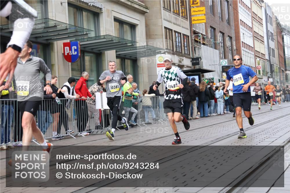 05.10.2025 - 20. swb-Marathon Bremen Strokosch-Dieckow http://msf.ph/oto/9243284 05.10.2025 10:49:14 Ziel 9206, 9233, 9435, 9452, 9555, 9626, 9627, 9708, 10118, 10170, 10381, 10519, 10636, 10673, 10712, 10726, 10873, 10888, 11319, 11487, 11579, 11598, 11672, 11692, 9206, 9233, 9435, 9452, 9555, 9626, 9627, 9708, 10118, 10170, 10381, 10519, 10636, 10673, 10712, 10726, 10873, 10888, 11319, 11487, 11579, 11598, 11672, 11692 meine-sportfotos.de