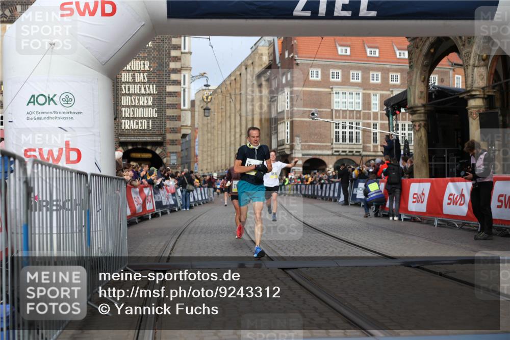 05.10.2025 - 20. swb-Marathon Bremen Yannick Fuchs http://msf.ph/oto/9243312 05.10.2025 10:41:58 Ziel 9253, 9884, 10880, 11581, 11710 meine-sportfotos.de
