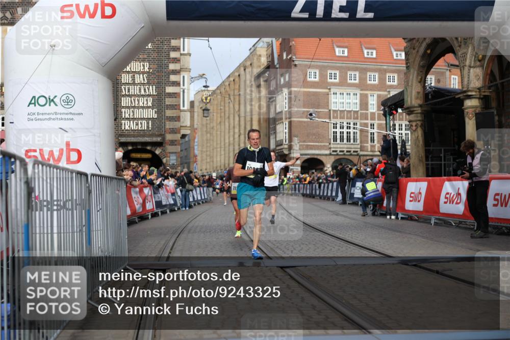 05.10.2025 - 20. swb-Marathon Bremen Yannick Fuchs http://msf.ph/oto/9243325 05.10.2025 10:41:58 Ziel 9253, 9884, 10880, 11581, 11710 meine-sportfotos.de
