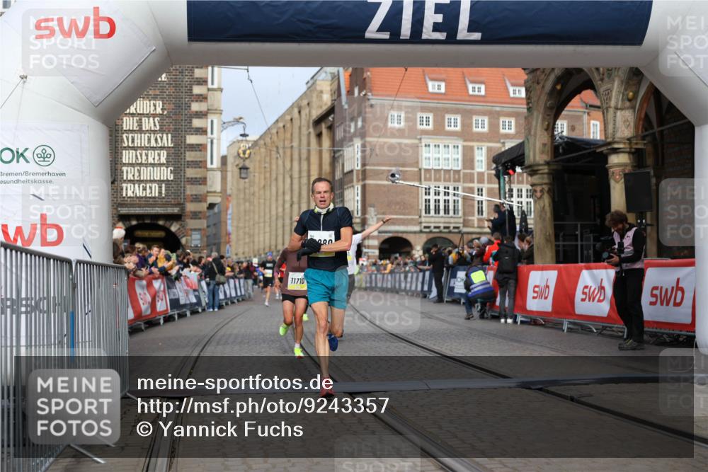 05.10.2025 - 20. swb-Marathon Bremen Yannick Fuchs http://msf.ph/oto/9243357 05.10.2025 10:41:58 Ziel 9253, 9884, 10880, 11581, 11710 meine-sportfotos.de
