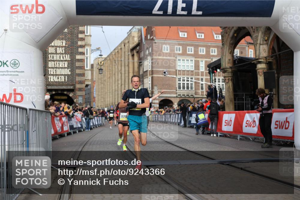 05.10.2025 - 20. swb-Marathon Bremen Yannick Fuchs http://msf.ph/oto/9243366 05.10.2025 10:41:58 Ziel 9253, 9884, 10880, 11581, 11710 meine-sportfotos.de