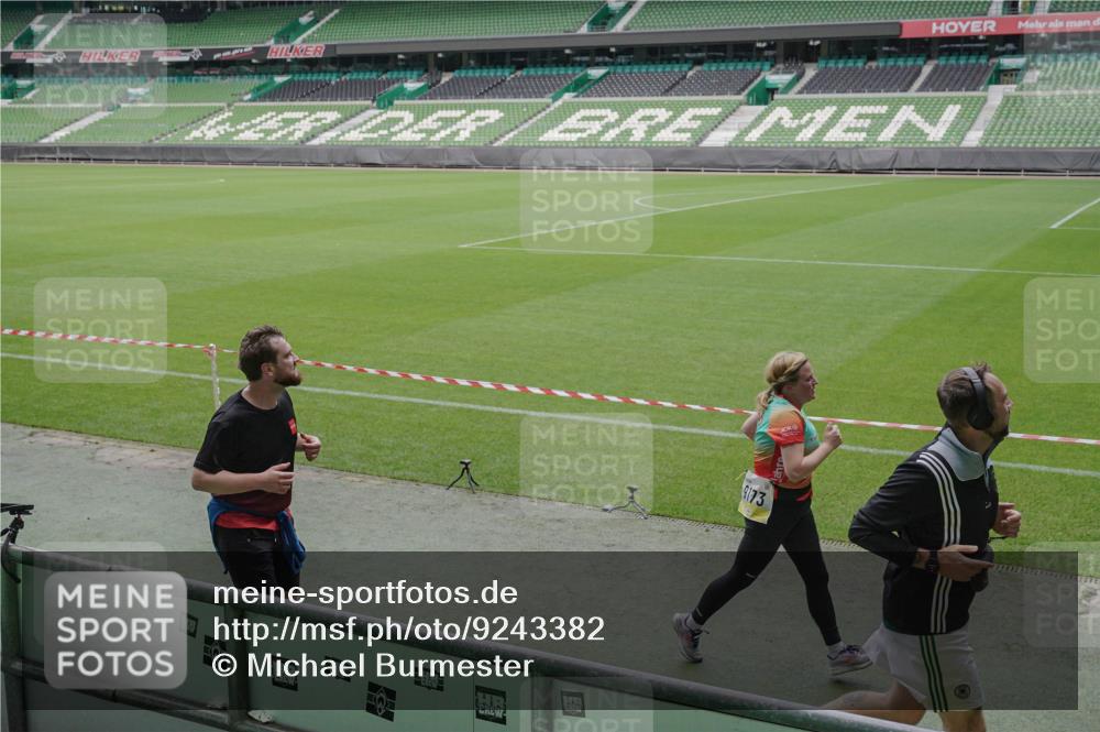 05.10.2025 - 20. swb-Marathon Bremen Michael Burmester http://msf.ph/oto/9243382 05.10.2025 10:36:06 Laufen im Stadion 7123, 7177, 7178, 7908, 8585, 9005, 9173, 9174, 9215, 9231, 9278, 9327, 9330, 9346, 9349, 9370, 9371, 9378, 9389, 9433, 9443, 9450, 9451, 9454, 9462, 9508, 9516, 9518, 9542, 9550, 9568, 9576, 9609, 9611, 9612, 9634, 9686, 9737, 9747, 9790, 9880, 9904, 9914, 9937, 9954, 9962, 9977, 10006, 10039, 10059, 10063, 10079, 10084, 10127, 10138, 10139, 10143, 10182, 10219, 10225, 10228, 10250, 10293, 10311, 10324, 10336, 10353, 10357, 10359, 10367, 10391, 7163 meine-sportfotos.de