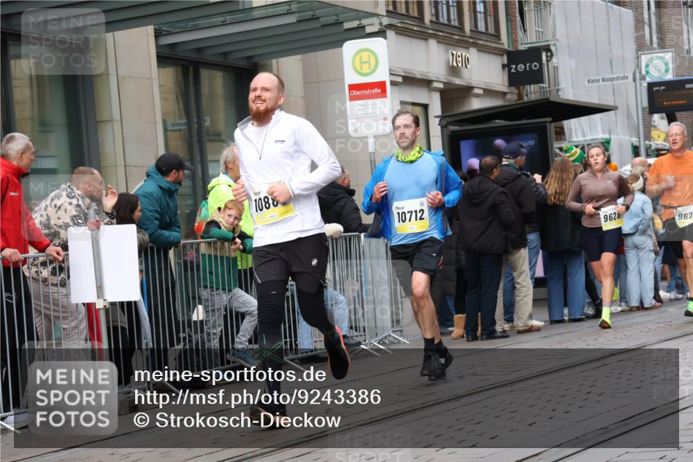 05.10.2025 - 20. swb-Marathon Bremen Strokosch-Dieckow http://msf.ph/oto/9243386 05.10.2025 10:49:18 Ziel 9218, 9233, 9452, 9555, 9626, 9627, 9761, 9889, 10118, 10170, 10346, 10381, 10636, 10673, 10712, 10726, 10781, 10873, 10888, 11487, 11579, 11692, 9218, 9233, 9452, 9555, 9626, 9627, 9761, 9889, 10118, 10170, 10346, 10381, 10636, 10673, 10712, 10726, 10781, 10873, 10888, 11487, 11579, 11692 meine-sportfotos.de
