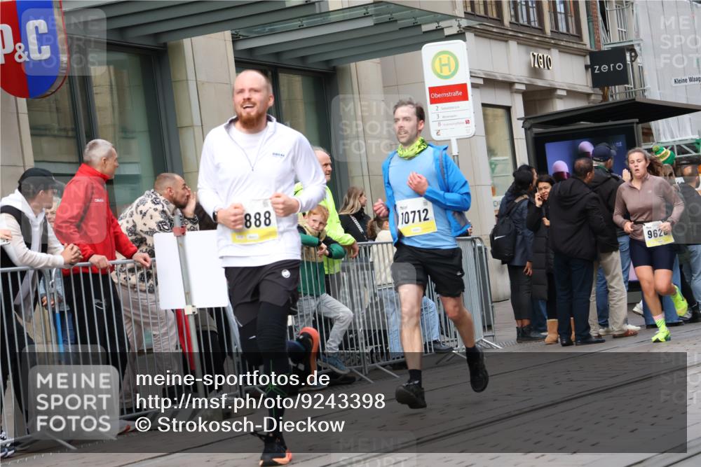 05.10.2025 - 20. swb-Marathon Bremen Strokosch-Dieckow http://msf.ph/oto/9243398 05.10.2025 10:49:18 Ziel 9218, 9233, 9452, 9555, 9626, 9627, 9761, 9889, 10118, 10170, 10346, 10381, 10636, 10673, 10712, 10726, 10781, 10873, 10888, 11487, 11579, 11692, 9218, 9233, 9452, 9555, 9626, 9627, 9761, 9889, 10118, 10170, 10346, 10381, 10636, 10673, 10712, 10726, 10781, 10873, 10888, 11487, 11579, 11692 meine-sportfotos.de
