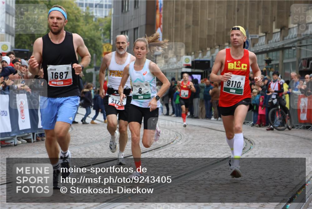 05.10.2025 - 20. swb-Marathon Bremen Strokosch-Dieckow http://msf.ph/oto/9243405 05.10.2025 12:44:31 Ziel 5, 6, 8, 263, 1618, 1687, 2175, 9110 meine-sportfotos.de