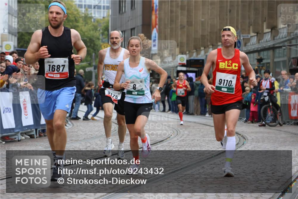 05.10.2025 - 20. swb-Marathon Bremen Strokosch-Dieckow http://msf.ph/oto/9243432 05.10.2025 12:44:31 Ziel 5, 6, 8, 263, 1618, 1687, 2175, 9110 meine-sportfotos.de