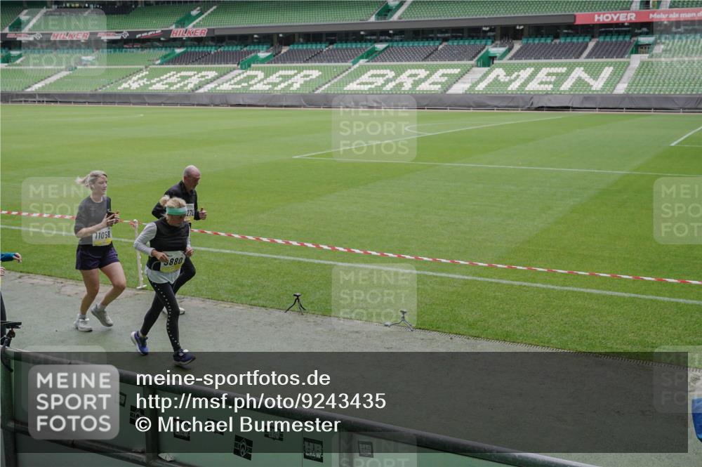 05.10.2025 - 20. swb-Marathon Bremen Michael Burmester http://msf.ph/oto/9243435 05.10.2025 10:36:08 Laufen im Stadion 7123, 7177, 7178, 7908, 8585, 9005, 9173, 9174, 9215, 9231, 9278, 9327, 9330, 9346, 9349, 9370, 9371, 9378, 9389, 9433, 9443, 9450, 9451, 9454, 9462, 9508, 9516, 9518, 9542, 9550, 9568, 9608, 9609, 9611, 9613, 9634, 9635, 9686, 9737, 9747, 9790, 9880, 9904, 9914, 9937, 9954, 9962, 9977, 10006, 10039, 10059, 10063, 10079, 10084, 10127, 10138, 10139, 10143, 10182, 10219, 10228, 10250, 10293, 10311, 10324, 10336, 10353, 10357, 10359, 10367, 10391, 10560, 7163 meine-sportfotos.de