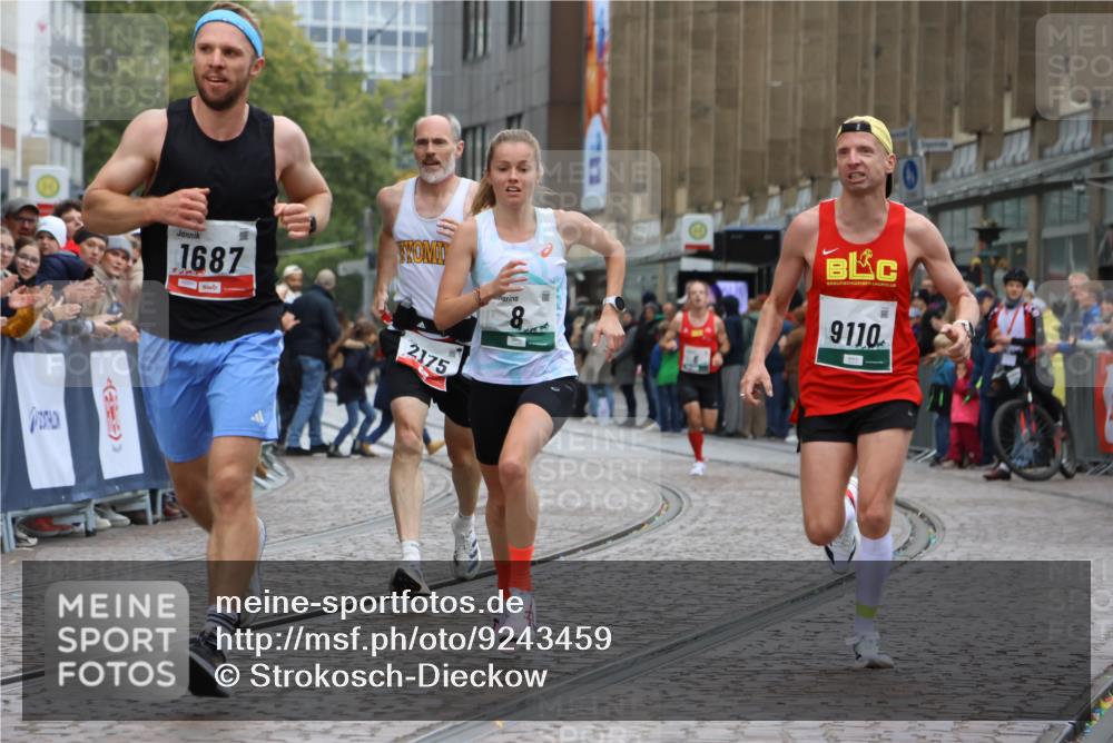 05.10.2025 - 20. swb-Marathon Bremen Strokosch-Dieckow http://msf.ph/oto/9243459 05.10.2025 12:44:31 Ziel 5, 6, 8, 263, 1618, 1687, 2175, 9110 meine-sportfotos.de