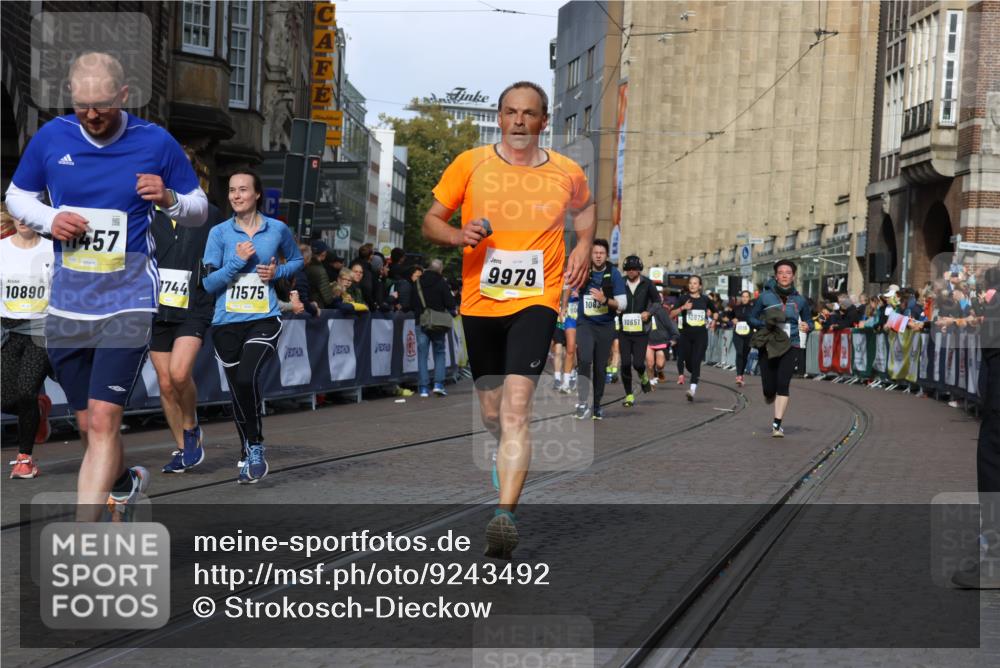 05.10.2025 - 20. swb-Marathon Bremen Strokosch-Dieckow http://msf.ph/oto/9243492 05.10.2025 10:57:48 Ziel 9221, 9719, 9979, 10219, 10341, 10651, 10834, 10890, 10975, 11023, 11116, 11301, 11457, 11469, 11564, 11575, 11731, 11744 meine-sportfotos.de