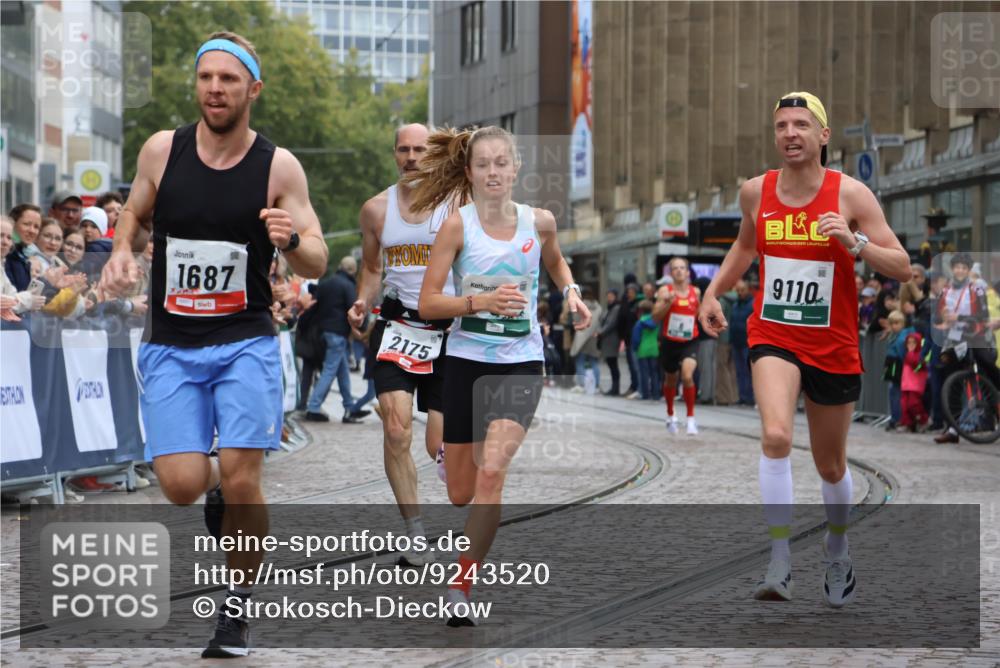 05.10.2025 - 20. swb-Marathon Bremen Strokosch-Dieckow http://msf.ph/oto/9243520 05.10.2025 12:44:31 Ziel 5, 6, 8, 263, 1618, 1687, 2175, 9110 meine-sportfotos.de