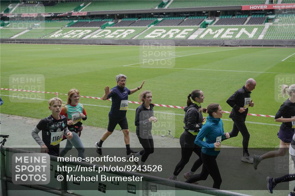 05.10.2025 - 20. swb-Marathon Bremen Michael Burmester http://msf.ph/oto/9243526 05.10.2025 10:36:10 Laufen im Stadion 7123, 7177, 7178, 7908, 8585, 9005, 9173, 9174, 9215, 9231, 9278, 9327, 9330, 9346, 9349, 9370, 9371, 9378, 9389, 9433, 9443, 9450, 9451, 9454, 9462, 9508, 9516, 9518, 9542, 9550, 9568, 9608, 9609, 9611, 9613, 9634, 9635, 9686, 9737, 9747, 9880, 9904, 9914, 9937, 9954, 9962, 9977, 10006, 10039, 10059, 10063, 10079, 10084, 10127, 10138, 10139, 10143, 10182, 10219, 10228, 10250, 10293, 10311, 10324, 10336, 10353, 10357, 10359, 10367, 10391, 10560, 7163 meine-sportfotos.de
