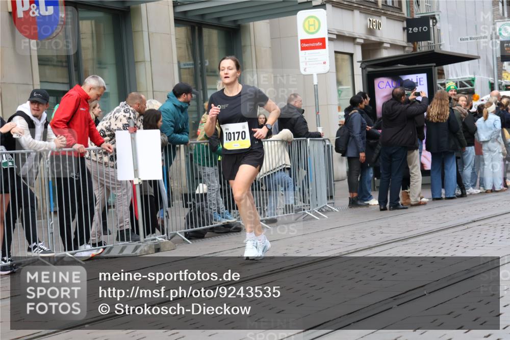 05.10.2025 - 20. swb-Marathon Bremen Strokosch-Dieckow http://msf.ph/oto/9243535 05.10.2025 10:49:24 Ziel 9218, 9369, 9452, 9626, 9627, 9696, 9761, 9889, 10159, 10170, 10346, 10636, 10712, 10726, 10781, 10873, 10888, 11091, 11579, 11642, 11692, 11749, 9218, 9369, 9452, 9626, 9627, 9696, 9761, 9889, 10159, 10170, 10346, 10636, 10712, 10726, 10781, 10873, 10888, 11091, 11579, 11642, 11692, 11749 meine-sportfotos.de