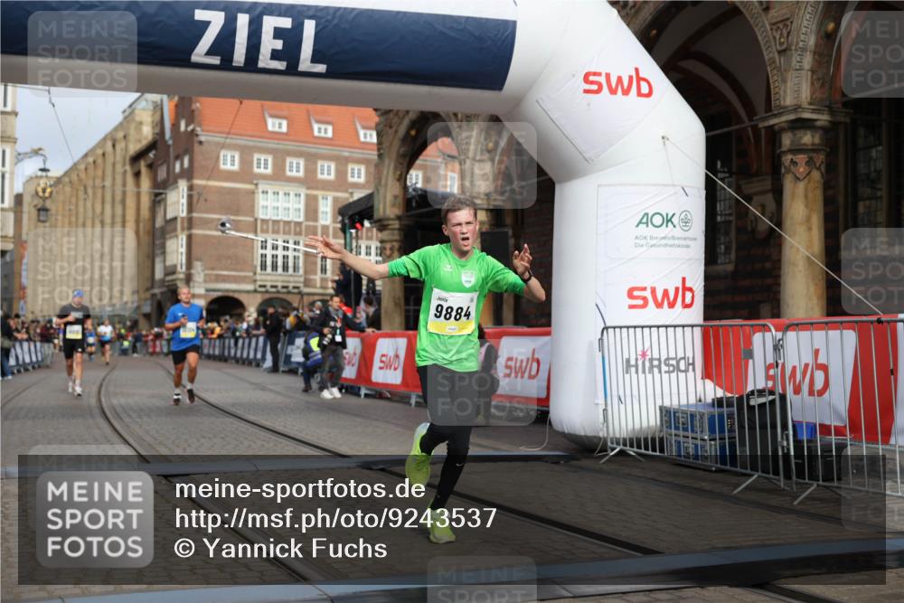 05.10.2025 - 20. swb-Marathon Bremen Yannick Fuchs http://msf.ph/oto/9243537 05.10.2025 10:42:01 Ziel 9884, 10104, 10691, 10880, 11581, 11710 meine-sportfotos.de