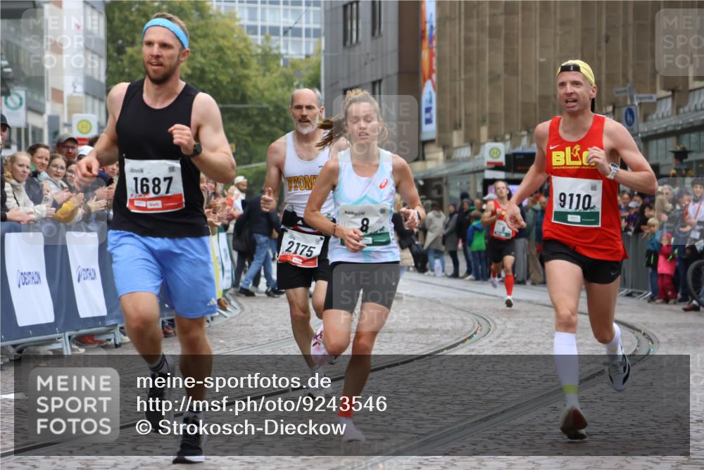 05.10.2025 - 20. swb-Marathon Bremen Strokosch-Dieckow http://msf.ph/oto/9243546 05.10.2025 12:44:31 Ziel 5, 6, 8, 263, 1618, 1687, 2175, 9110 meine-sportfotos.de