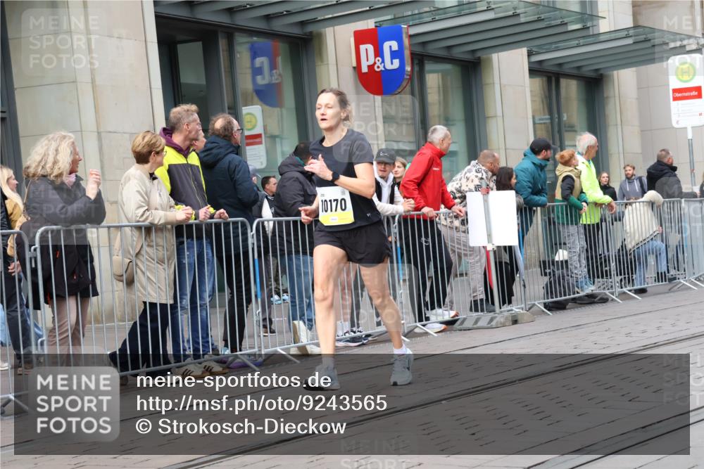 05.10.2025 - 20. swb-Marathon Bremen Strokosch-Dieckow http://msf.ph/oto/9243565 05.10.2025 10:49:25 Ziel 9218, 9369, 9452, 9626, 9627, 9696, 9761, 9889, 10159, 10170, 10346, 10636, 10712, 10726, 10781, 10873, 10888, 10946, 11091, 11579, 11642, 11692, 11749, 9218, 9369, 9452, 9626, 9627, 9696, 9761, 9889, 10159, 10170, 10346, 10636, 10712, 10726, 10781, 10873, 10888, 10946, 11091, 11579, 11642, 11692, 11749 meine-sportfotos.de