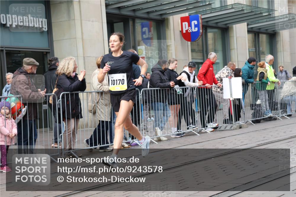 05.10.2025 - 20. swb-Marathon Bremen Strokosch-Dieckow http://msf.ph/oto/9243578 05.10.2025 10:49:25 Ziel 9218, 9369, 9452, 9626, 9627, 9696, 9761, 9889, 10159, 10170, 10346, 10636, 10712, 10726, 10781, 10873, 10888, 10946, 11091, 11579, 11642, 11692, 11749, 9218, 9369, 9452, 9626, 9627, 9696, 9761, 9889, 10159, 10170, 10346, 10636, 10712, 10726, 10781, 10873, 10888, 10946, 11091, 11579, 11642, 11692, 11749 meine-sportfotos.de