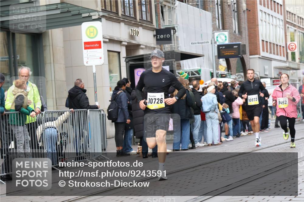 05.10.2025 - 20. swb-Marathon Bremen Strokosch-Dieckow http://msf.ph/oto/9243591 05.10.2025 10:49:27 Ziel 9218, 9369, 9452, 9693, 9696, 9761, 9889, 10159, 10170, 10346, 10543, 10636, 10712, 10726, 10781, 10873, 10946, 11091, 11642, 11692, 11749, 9218, 9369, 9452, 9693, 9696, 9761, 9889, 10159, 10170, 10346, 10543, 10636, 10712, 10726, 10781, 10873, 10946, 11091, 11642, 11692, 11749 meine-sportfotos.de