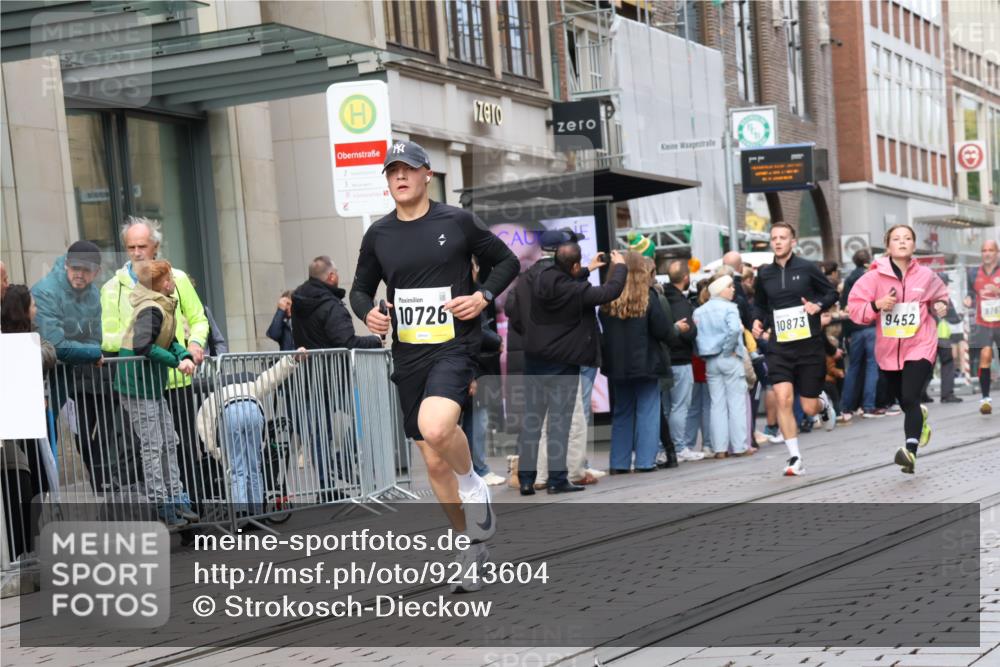 05.10.2025 - 20. swb-Marathon Bremen Strokosch-Dieckow http://msf.ph/oto/9243604 05.10.2025 10:49:27 Ziel 9218, 9369, 9452, 9693, 9696, 9761, 9889, 10159, 10170, 10346, 10543, 10636, 10712, 10726, 10781, 10873, 10946, 11091, 11642, 11692, 11749, 9218, 9369, 9452, 9693, 9696, 9761, 9889, 10159, 10170, 10346, 10543, 10636, 10712, 10726, 10781, 10873, 10946, 11091, 11642, 11692, 11749 meine-sportfotos.de