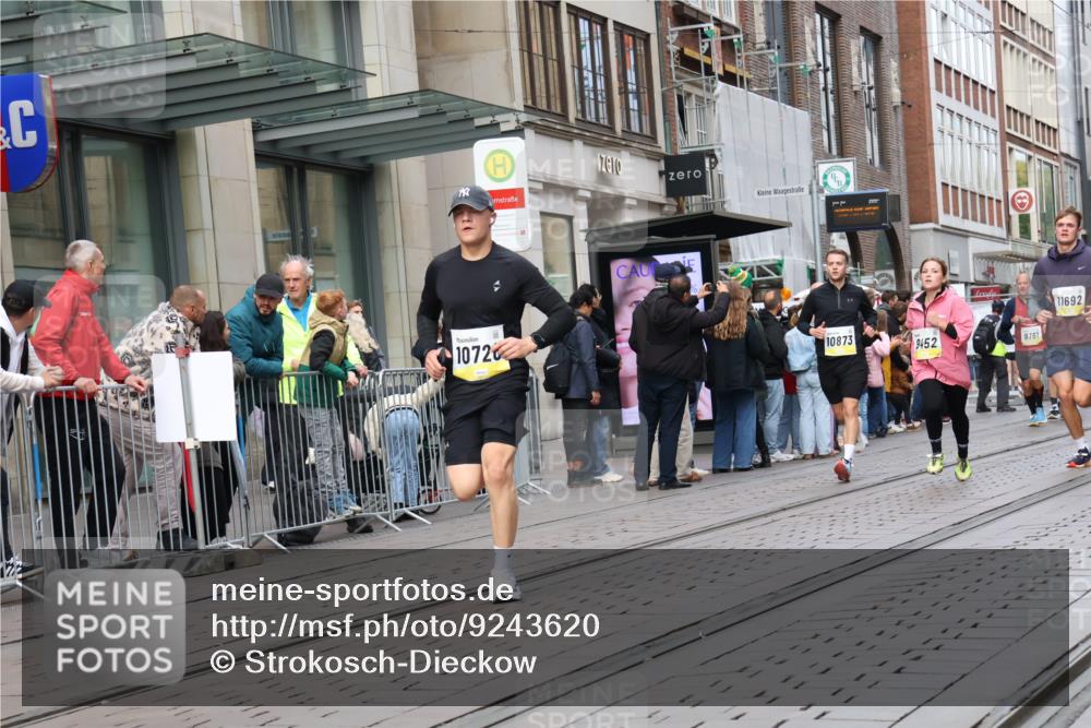 05.10.2025 - 20. swb-Marathon Bremen Strokosch-Dieckow http://msf.ph/oto/9243620 05.10.2025 10:49:27 Ziel 9218, 9369, 9452, 9693, 9696, 9761, 9889, 10159, 10170, 10346, 10543, 10636, 10712, 10726, 10781, 10873, 10946, 11091, 11642, 11692, 11749, 9218, 9369, 9452, 9693, 9696, 9761, 9889, 10159, 10170, 10346, 10543, 10636, 10712, 10726, 10781, 10873, 10946, 11091, 11642, 11692, 11749 meine-sportfotos.de