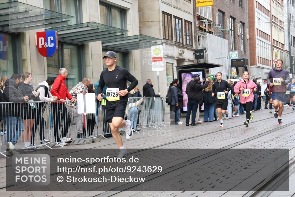 05.10.2025 - 20. swb-Marathon Bremen Strokosch-Dieckow http://msf.ph/oto/9243629 05.10.2025 10:49:28 Ziel 9218, 9369, 9452, 9693, 9696, 9761, 9803, 9889, 10159, 10170, 10346, 10543, 10636, 10712, 10726, 10781, 10873, 10946, 11091, 11642, 11692, 11749, 9218, 9369, 9452, 9693, 9696, 9761, 9803, 9889, 10159, 10170, 10346, 10543, 10636, 10712, 10726, 10781, 10873, 10946, 11091, 11642, 11692, 11749 meine-sportfotos.de