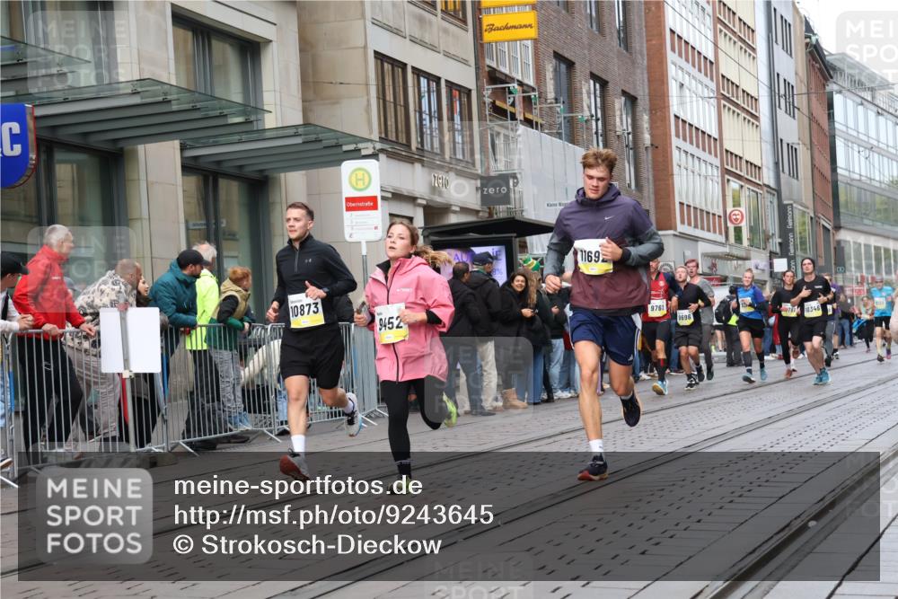 05.10.2025 - 20. swb-Marathon Bremen Strokosch-Dieckow http://msf.ph/oto/9243645 05.10.2025 10:49:30 Ziel 9218, 9369, 9452, 9676, 9693, 9696, 9761, 9803, 9889, 10159, 10170, 10346, 10543, 10726, 10781, 10868, 10873, 10946, 11091, 11642, 11692, 11749, 9218, 9369, 9452, 9676, 9693, 9696, 9761, 9803, 9889, 10159, 10170, 10346, 10543, 10726, 10781, 10868, 10873, 10946, 11091, 11642, 11692, 11749 meine-sportfotos.de