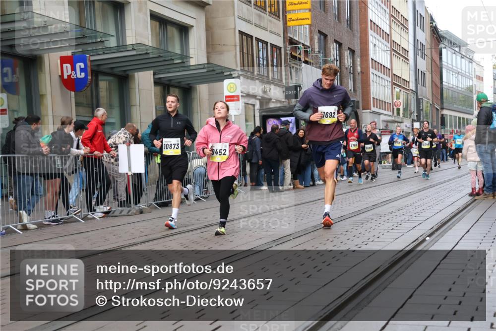 05.10.2025 - 20. swb-Marathon Bremen Strokosch-Dieckow http://msf.ph/oto/9243657 05.10.2025 10:49:30 Ziel 9218, 9369, 9452, 9676, 9693, 9696, 9761, 9803, 9889, 10159, 10170, 10346, 10543, 10726, 10781, 10868, 10873, 10946, 11091, 11642, 11692, 11749, 9218, 9369, 9452, 9676, 9693, 9696, 9761, 9803, 9889, 10159, 10170, 10346, 10543, 10726, 10781, 10868, 10873, 10946, 11091, 11642, 11692, 11749 meine-sportfotos.de