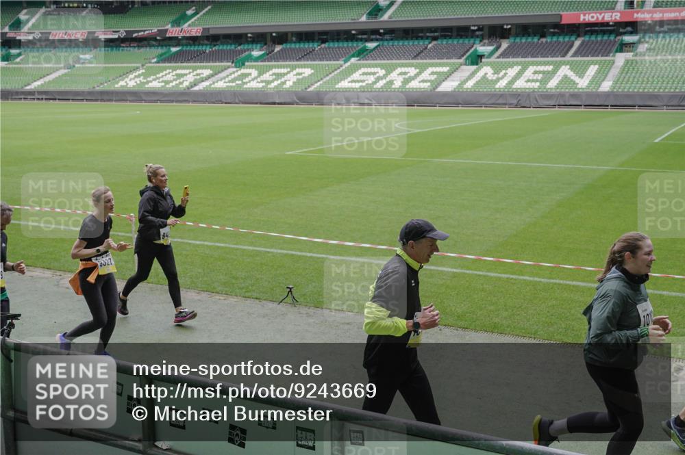 05.10.2025 - 20. swb-Marathon Bremen Michael Burmester http://msf.ph/oto/9243669 05.10.2025 10:36:13 Laufen im Stadion 7123, 7177, 7178, 7908, 8585, 9005, 9173, 9174, 9215, 9231, 9278, 9327, 9330, 9346, 9349, 9370, 9371, 9378, 9389, 9433, 9443, 9450, 9451, 9454, 9462, 9516, 9518, 9542, 9568, 9608, 9609, 9611, 9613, 9634, 9635, 9686, 9737, 9747, 9880, 9904, 9914, 9937, 9954, 9962, 9977, 9991, 10006, 10039, 10059, 10063, 10079, 10084, 10127, 10138, 10139, 10143, 10182, 10219, 10228, 10250, 10293, 10311, 10324, 10336, 10353, 10357, 10359, 10367, 10391, 10406, 10560, 10901, 7163 meine-sportfotos.de