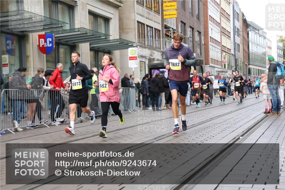 05.10.2025 - 20. swb-Marathon Bremen Strokosch-Dieckow http://msf.ph/oto/9243674 05.10.2025 10:49:30 Ziel 9218, 9369, 9452, 9676, 9693, 9696, 9761, 9803, 9889, 10159, 10170, 10346, 10543, 10726, 10781, 10868, 10873, 10946, 11091, 11642, 11692, 11749, 9218, 9369, 9452, 9676, 9693, 9696, 9761, 9803, 9889, 10159, 10170, 10346, 10543, 10726, 10781, 10868, 10873, 10946, 11091, 11642, 11692, 11749 meine-sportfotos.de
