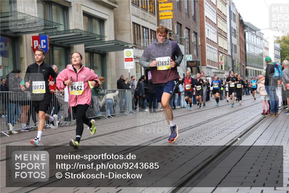 05.10.2025 - 20. swb-Marathon Bremen Strokosch-Dieckow http://msf.ph/oto/9243685 05.10.2025 10:49:30 Ziel 9218, 9369, 9452, 9676, 9693, 9696, 9761, 9803, 9889, 10159, 10170, 10346, 10543, 10726, 10781, 10868, 10873, 10946, 11091, 11642, 11692, 11749, 9218, 9369, 9452, 9676, 9693, 9696, 9761, 9803, 9889, 10159, 10170, 10346, 10543, 10726, 10781, 10868, 10873, 10946, 11091, 11642, 11692, 11749 meine-sportfotos.de