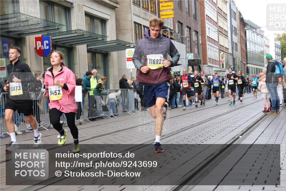 05.10.2025 - 20. swb-Marathon Bremen Strokosch-Dieckow http://msf.ph/oto/9243699 05.10.2025 10:49:31 Ziel 9218, 9369, 9452, 9676, 9693, 9696, 9761, 9803, 9889, 10159, 10170, 10346, 10543, 10726, 10781, 10868, 10873, 10946, 11091, 11642, 11692, 11749, 9218, 9369, 9452, 9676, 9693, 9696, 9761, 9803, 9889, 10159, 10170, 10346, 10543, 10726, 10781, 10868, 10873, 10946, 11091, 11642, 11692, 11749 meine-sportfotos.de