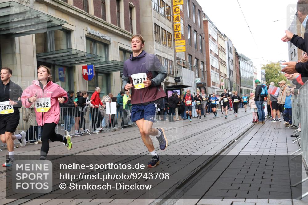 05.10.2025 - 20. swb-Marathon Bremen Strokosch-Dieckow http://msf.ph/oto/9243708 05.10.2025 10:49:31 Ziel 9218, 9369, 9452, 9676, 9693, 9696, 9761, 9803, 9889, 10159, 10170, 10346, 10543, 10726, 10781, 10868, 10873, 10946, 11091, 11642, 11692, 11749, 9218, 9369, 9452, 9676, 9693, 9696, 9761, 9803, 9889, 10159, 10170, 10346, 10543, 10726, 10781, 10868, 10873, 10946, 11091, 11642, 11692, 11749 meine-sportfotos.de