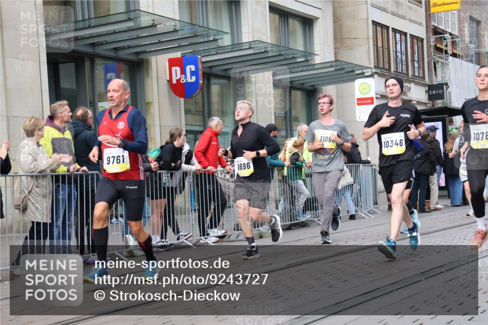 05.10.2025 - 20. swb-Marathon Bremen Strokosch-Dieckow http://msf.ph/oto/9243727 05.10.2025 10:49:35 Ziel 9218, 9369, 9452, 9485, 9676, 9693, 9696, 9761, 9787, 9803, 9889, 10159, 10246, 10346, 10543, 10726, 10781, 10868, 10946, 11091, 11208, 11288, 11295, 11621, 11642, 11692, 11749, 9218, 9369, 9452, 9485, 9676, 9693, 9696, 9761, 9787, 9803, 9889, 10159, 10246, 10346, 10543, 10726, 10781, 10868, 10946, 11091, 11208, 11288, 11295, 11621, 11642, 11692, 11749 meine-sportfotos.de