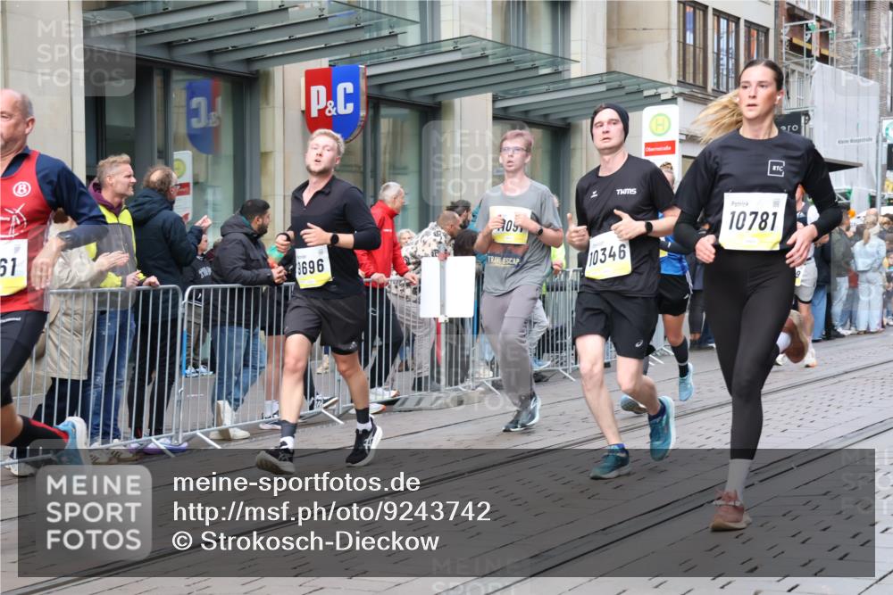 05.10.2025 - 20. swb-Marathon Bremen Strokosch-Dieckow http://msf.ph/oto/9243742 05.10.2025 10:49:35 Ziel 9218, 9369, 9452, 9485, 9676, 9693, 9696, 9761, 9787, 9803, 9889, 10159, 10246, 10346, 10543, 10726, 10781, 10868, 10946, 11091, 11208, 11288, 11295, 11621, 11642, 11692, 11749, 9218, 9369, 9452, 9485, 9676, 9693, 9696, 9761, 9787, 9803, 9889, 10159, 10246, 10346, 10543, 10726, 10781, 10868, 10946, 11091, 11208, 11288, 11295, 11621, 11642, 11692, 11749 meine-sportfotos.de