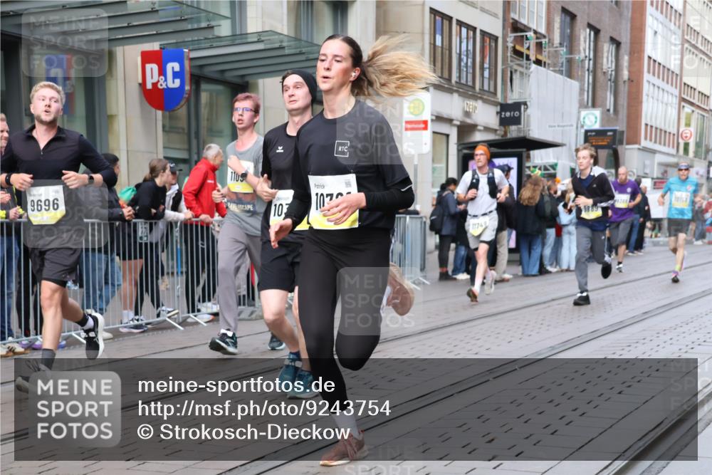 05.10.2025 - 20. swb-Marathon Bremen Strokosch-Dieckow http://msf.ph/oto/9243754 05.10.2025 10:49:36 Ziel 9218, 9369, 9452, 9485, 9676, 9693, 9696, 9761, 9787, 9803, 9889, 10159, 10246, 10346, 10543, 10781, 10868, 10946, 11091, 11208, 11288, 11295, 11621, 11642, 11749, 9218, 9369, 9452, 9485, 9676, 9693, 9696, 9761, 9787, 9803, 9889, 10159, 10246, 10346, 10543, 10781, 10868, 10946, 11091, 11208, 11288, 11295, 11621, 11642, 11749 meine-sportfotos.de