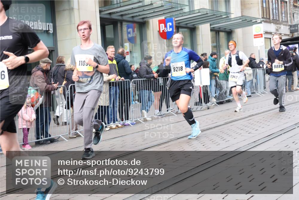 05.10.2025 - 20. swb-Marathon Bremen Strokosch-Dieckow http://msf.ph/oto/9243799 05.10.2025 10:49:37 Ziel 9218, 9369, 9452, 9485, 9676, 9693, 9696, 9761, 9787, 9803, 9889, 10159, 10246, 10346, 10543, 10781, 10868, 10946, 11091, 11104, 11208, 11288, 11295, 11621, 11642, 11749, 9218, 9369, 9452, 9485, 9676, 9693, 9696, 9761, 9787, 9803, 9889, 10159, 10246, 10346, 10543, 10781, 10868, 10946, 11091, 11104, 11208, 11288, 11295, 11621, 11642, 11749 meine-sportfotos.de