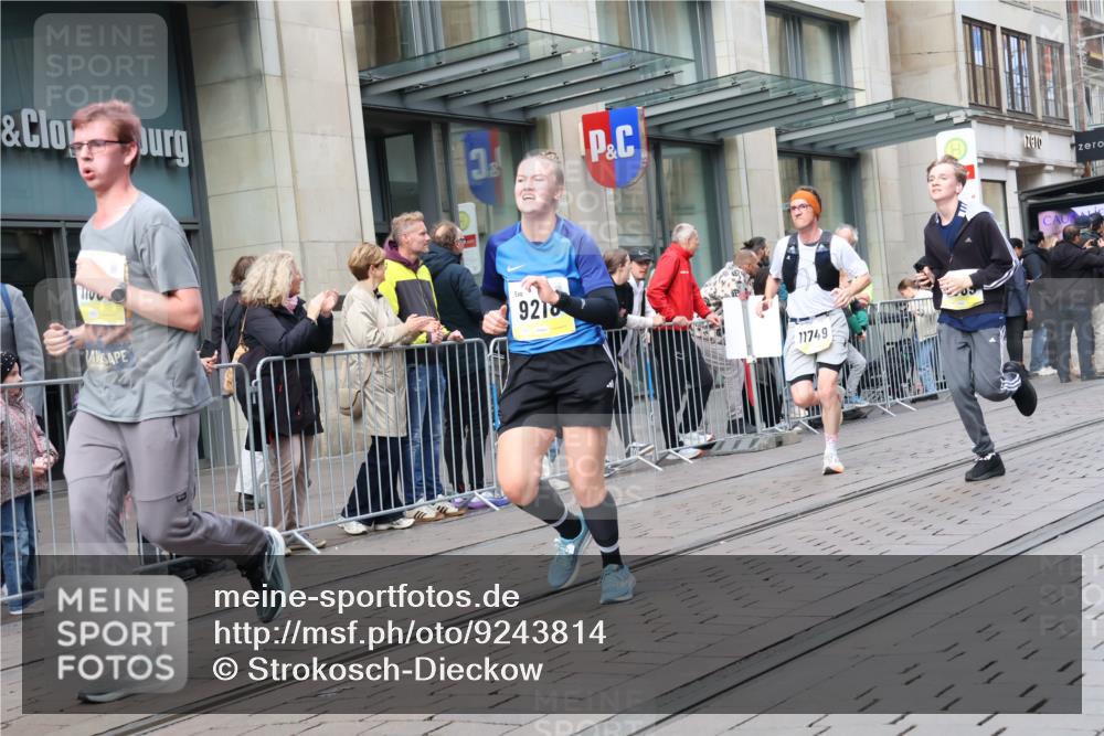 05.10.2025 - 20. swb-Marathon Bremen Strokosch-Dieckow http://msf.ph/oto/9243814 05.10.2025 10:49:37 Ziel 9218, 9369, 9452, 9485, 9676, 9693, 9696, 9761, 9787, 9803, 9889, 10159, 10246, 10346, 10543, 10781, 10868, 10946, 11091, 11104, 11208, 11288, 11295, 11621, 11642, 11749, 9218, 9369, 9452, 9485, 9676, 9693, 9696, 9761, 9787, 9803, 9889, 10159, 10246, 10346, 10543, 10781, 10868, 10946, 11091, 11104, 11208, 11288, 11295, 11621, 11642, 11749 meine-sportfotos.de