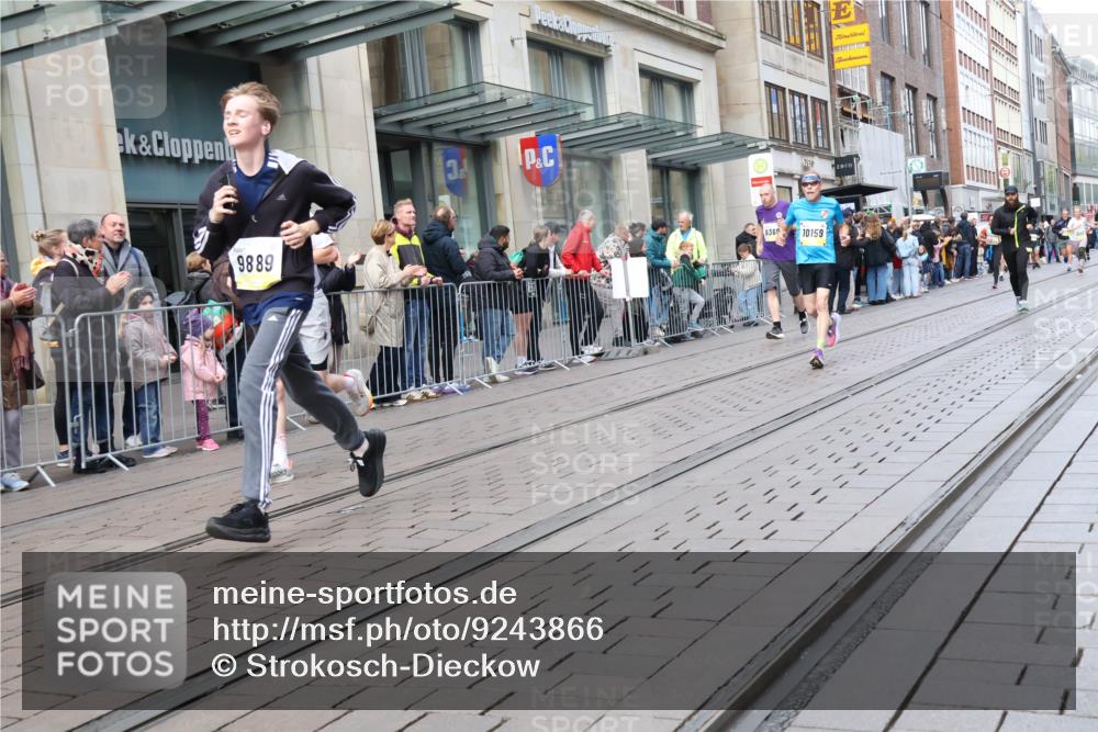 05.10.2025 - 20. swb-Marathon Bremen Strokosch-Dieckow http://msf.ph/oto/9243866 05.10.2025 10:49:39 Ziel 9218, 9369, 9485, 9645, 9676, 9693, 9696, 9761, 9787, 9803, 9889, 10159, 10246, 10346, 10543, 10781, 10868, 10946, 11091, 11104, 11208, 11288, 11295, 11621, 11642, 11749, 9218, 9369, 9485, 9645, 9676, 9693, 9696, 9761, 9787, 9803, 9889, 10159, 10246, 10346, 10543, 10781, 10868, 10946, 11091, 11104, 11208, 11288, 11295, 11621, 11642, 11749 meine-sportfotos.de