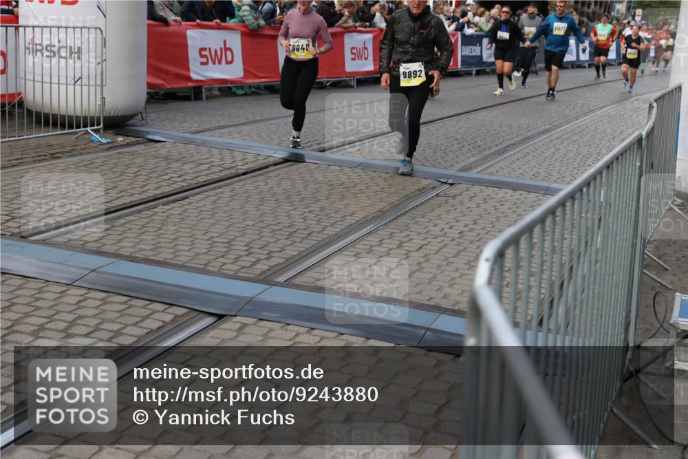 05.10.2025 - 20. swb-Marathon Bremen Yannick Fuchs http://msf.ph/oto/9243880 05.10.2025 11:09:28 Ziel 9848, 9892, 10295, 10522, 11056, 11218, 11530, 11674 meine-sportfotos.de