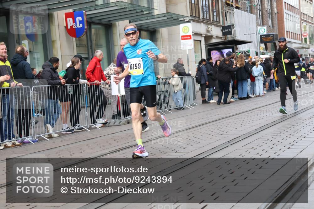 05.10.2025 - 20. swb-Marathon Bremen Strokosch-Dieckow http://msf.ph/oto/9243894 05.10.2025 10:49:40 Ziel 9218, 9369, 9485, 9645, 9676, 9689, 9693, 9696, 9761, 9787, 9803, 9889, 10159, 10246, 10346, 10543, 10781, 10868, 10946, 11091, 11104, 11208, 11288, 11295, 11621, 11642, 11749, 9218, 9369, 9485, 9645, 9676, 9689, 9693, 9696, 9761, 9787, 9803, 9889, 10159, 10246, 10346, 10543, 10781, 10868, 10946, 11091, 11104, 11208, 11288, 11295, 11621, 11642, 11749 meine-sportfotos.de